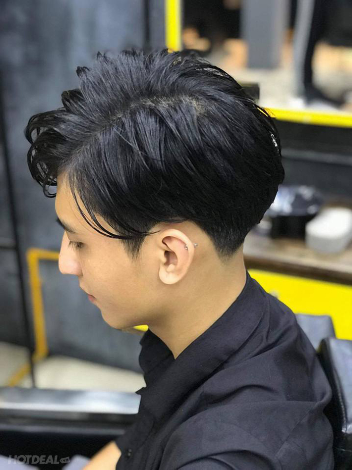 Đừng bỏ lỡ cơ hội cắt tóc nam tại Phong BVB - nơi được đông đảo nam giới tín nhiệm bởi kỹ thuật cắt đỉnh cao và phong cách tối ưu cho từng khuôn mặt. Hãy nhấn vào hình ảnh để được trải nghiệm dịch vụ chuyên nghiệp này.