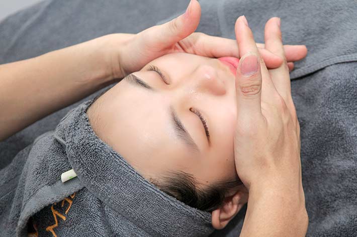 Chăm Sóc Da Mặt Chuyên Sâu Kết Hợp Massage, Điện Di Tinh Chất Giúp Trẻ Hóa Trắng Da Tại GEM Clinic