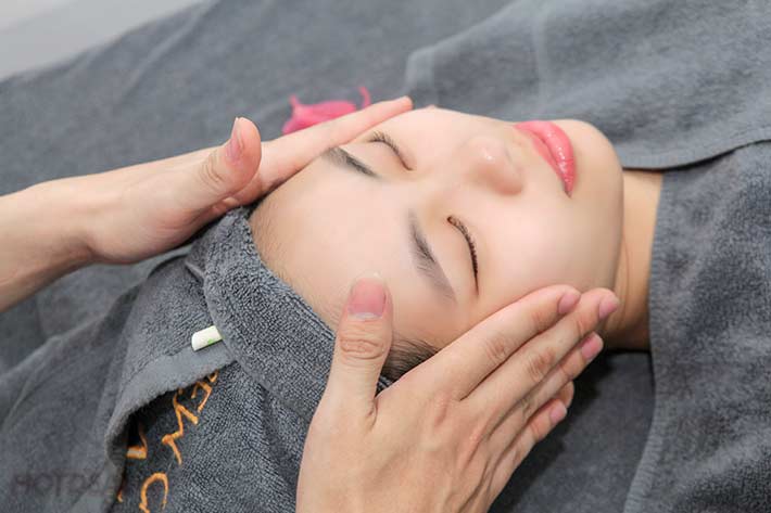 Chăm Sóc Da Mặt Chuyên Sâu Kết Hợp Massage, Điện Di Tinh Chất Giúp Trẻ Hóa Trắng Da Tại GEM Clinic