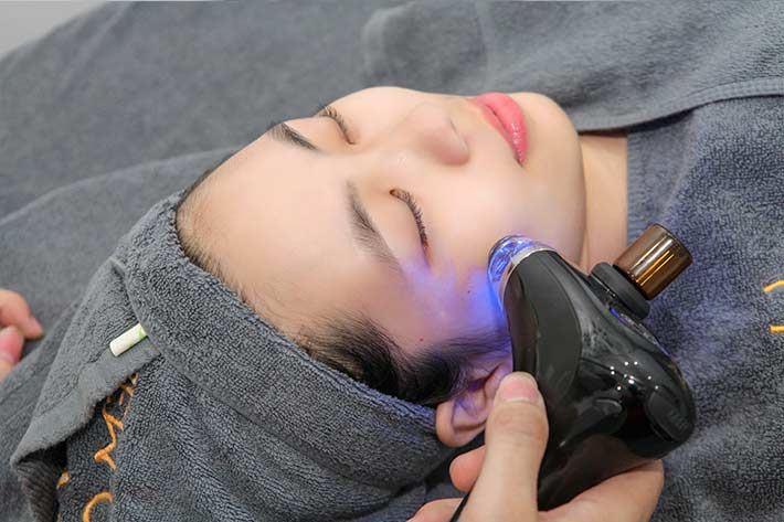 Chăm Sóc Da Mặt Chuyên Sâu Kết Hợp Massage, Điện Di Tinh Chất Giúp Trẻ Hóa Trắng Da Tại GEM Clinic