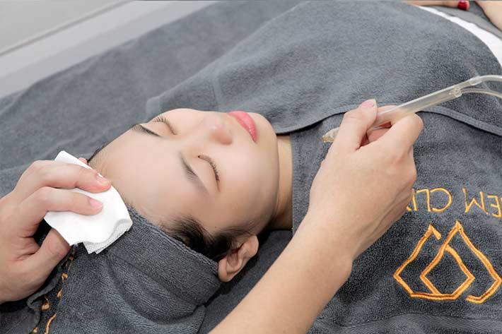 Chăm Sóc Da Mặt Chuyên Sâu Kết Hợp Massage, Điện Di Tinh Chất Giúp Trẻ Hóa Trắng Da Tại GEM Clinic
